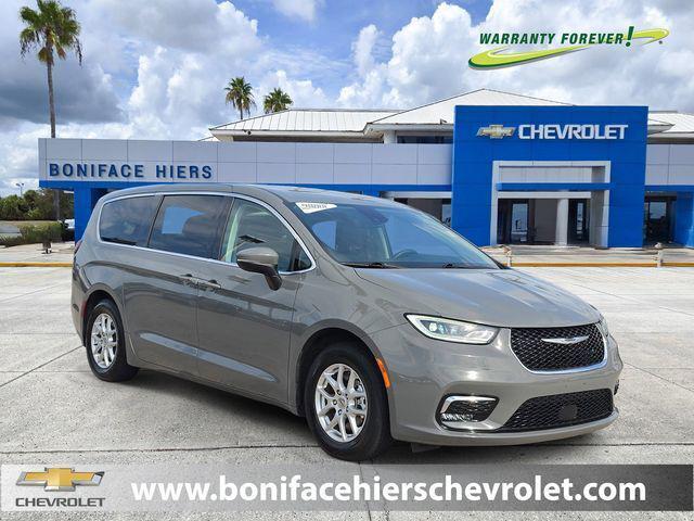 Used 2023 Chrysler Pacifica - photo 1