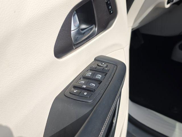 Used 2023 Chrysler Pacifica - photo 20