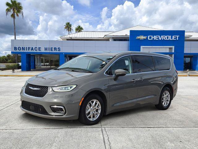 Used 2023 Chrysler Pacifica - photo 2