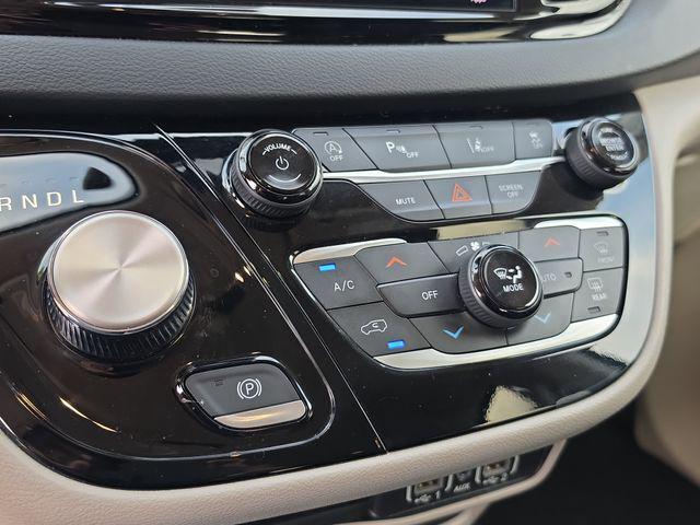 Used 2023 Chrysler Pacifica - photo 28