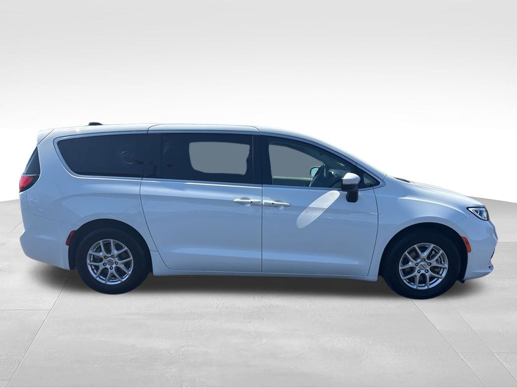 Used 2023 Chrysler Pacifica - photo 2