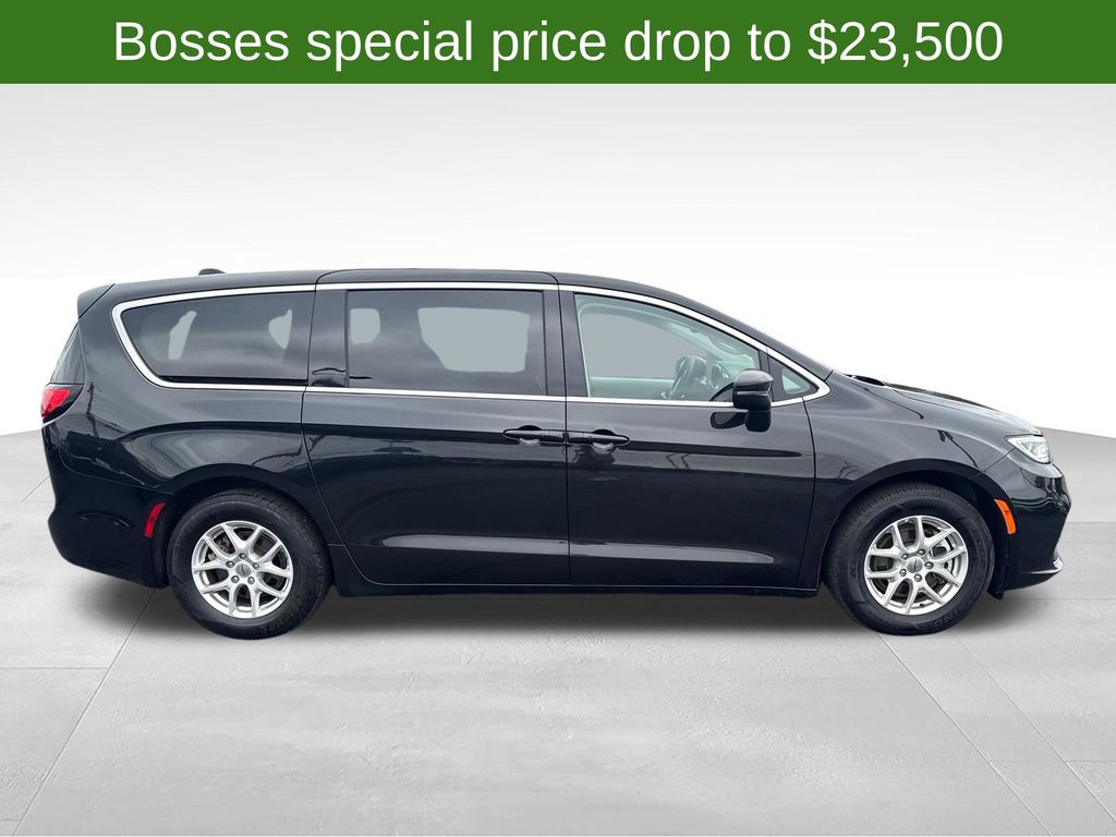 Used 2023 Chrysler Pacifica - photo 2