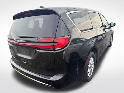 Used 2023 Chrysler Pacifica - photo 2