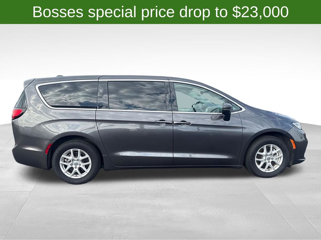 Used 2023 Chrysler Pacifica - photo 2