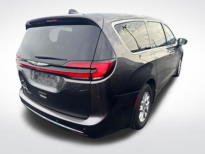 Used 2023 Chrysler Pacifica - photo 2