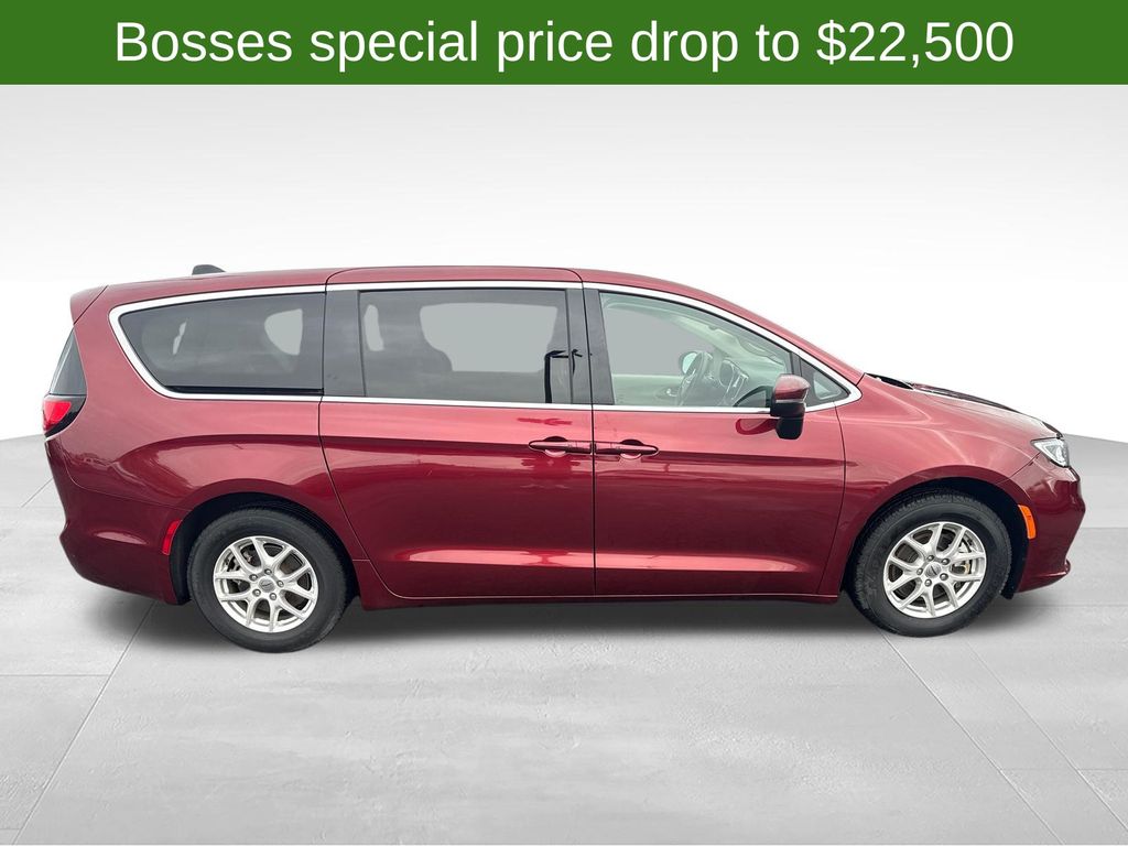 Used 2023 Chrysler Pacifica - photo 5