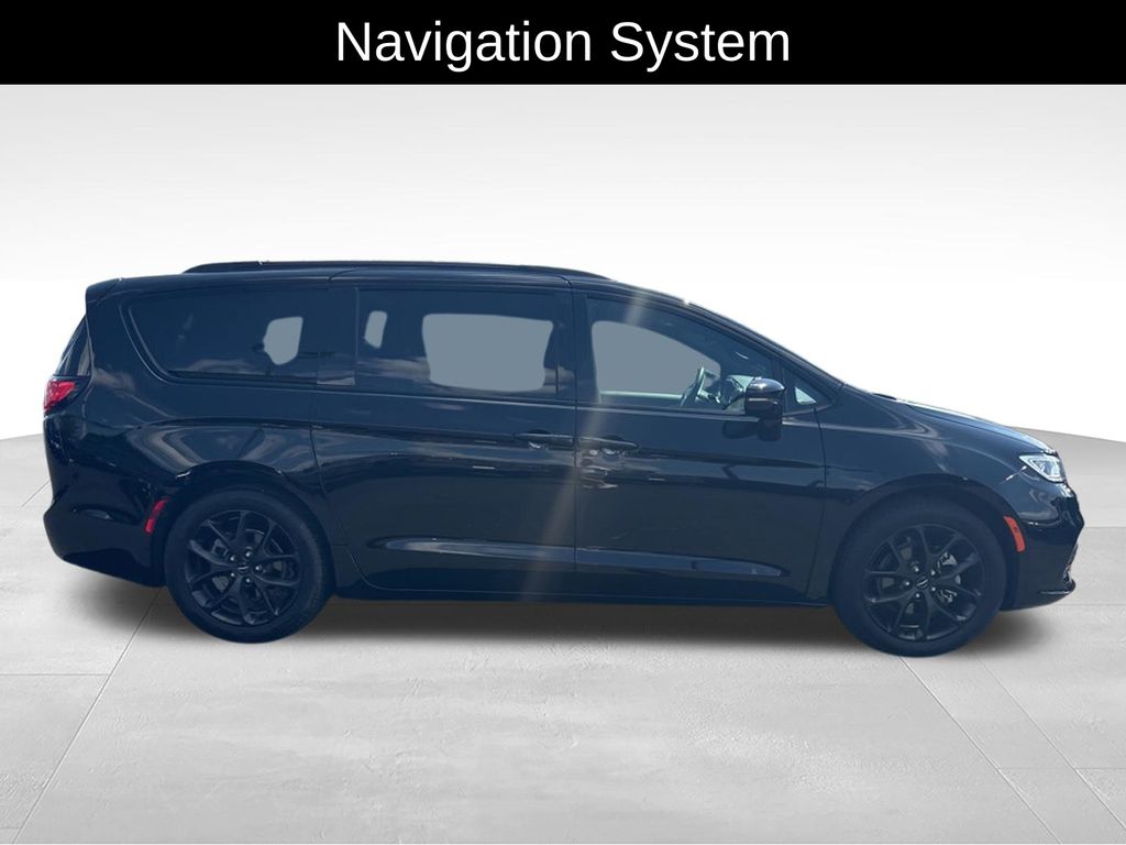 Used 2025 Chrysler Pacifica - photo 5