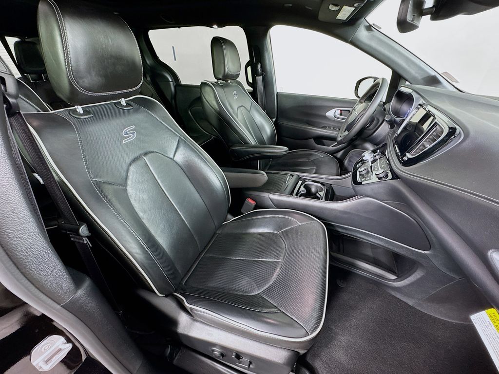 Used 2025 Chrysler Pacifica - photo 34