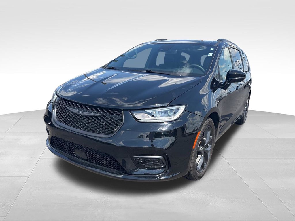 Used 2025 Chrysler Pacifica - photo 2