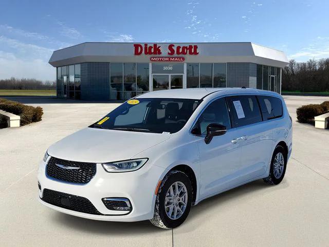 Used 2025 Chrysler Pacifica - photo 5