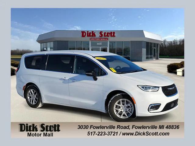 Used 2025 Chrysler Pacifica - photo 1
