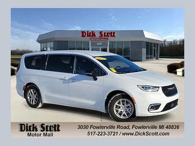 Used 2025 Chrysler Pacifica - photo 1