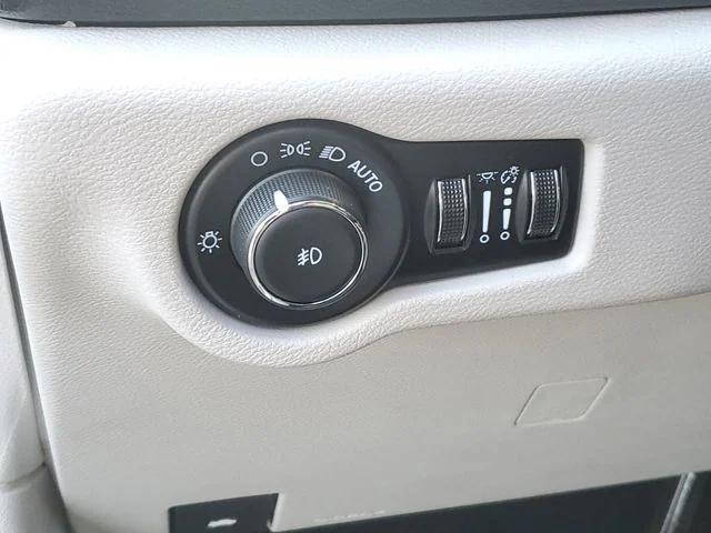 Used 2024 Chrysler Pacifica - photo 16