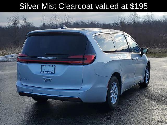 Used 2024 Chrysler Pacifica - photo 2