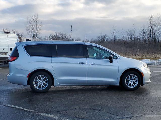 Used 2024 Chrysler Pacifica - photo 11