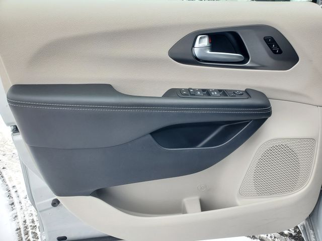 Used 2024 Chrysler Pacifica - photo 13