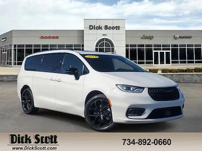 Used 2023 Chrysler Pacifica - photo 1