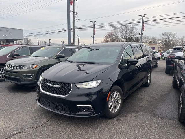 Used 2025 Chrysler Pacifica - photo 1