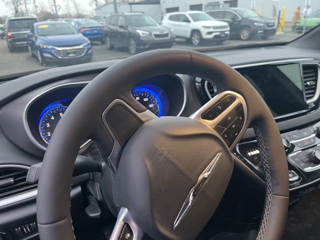 Used 2025 Chrysler Pacifica - photo 15