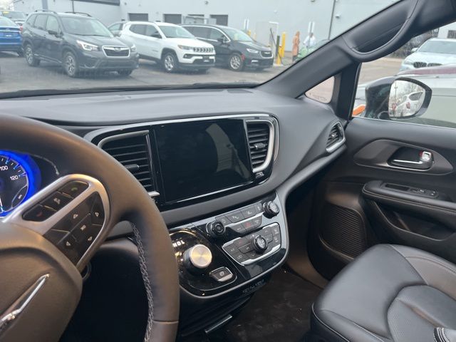 Used 2025 Chrysler Pacifica - photo 16