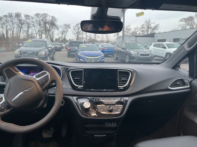 Used 2025 Chrysler Pacifica - photo 20