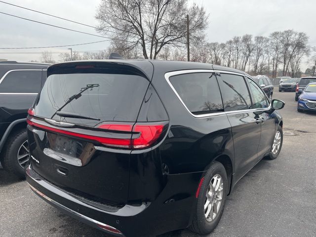 Used 2025 Chrysler Pacifica - photo 8
