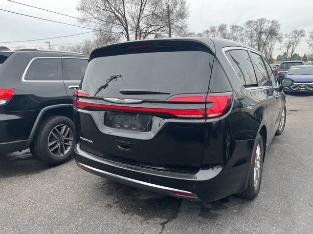 Used 2025 Chrysler Pacifica - photo 9