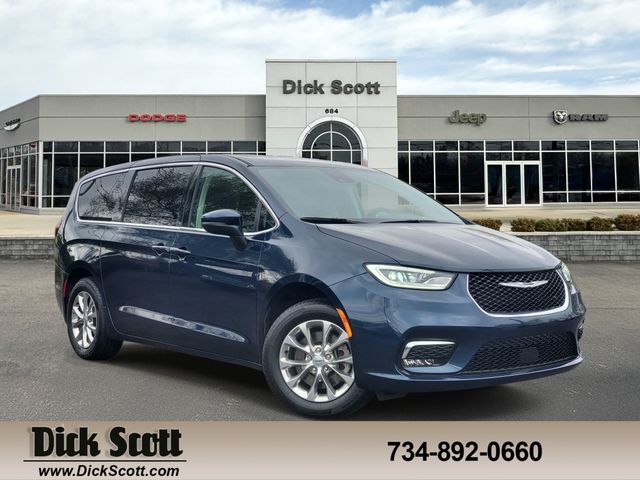 Used 2023 Chrysler Pacifica - photo 1