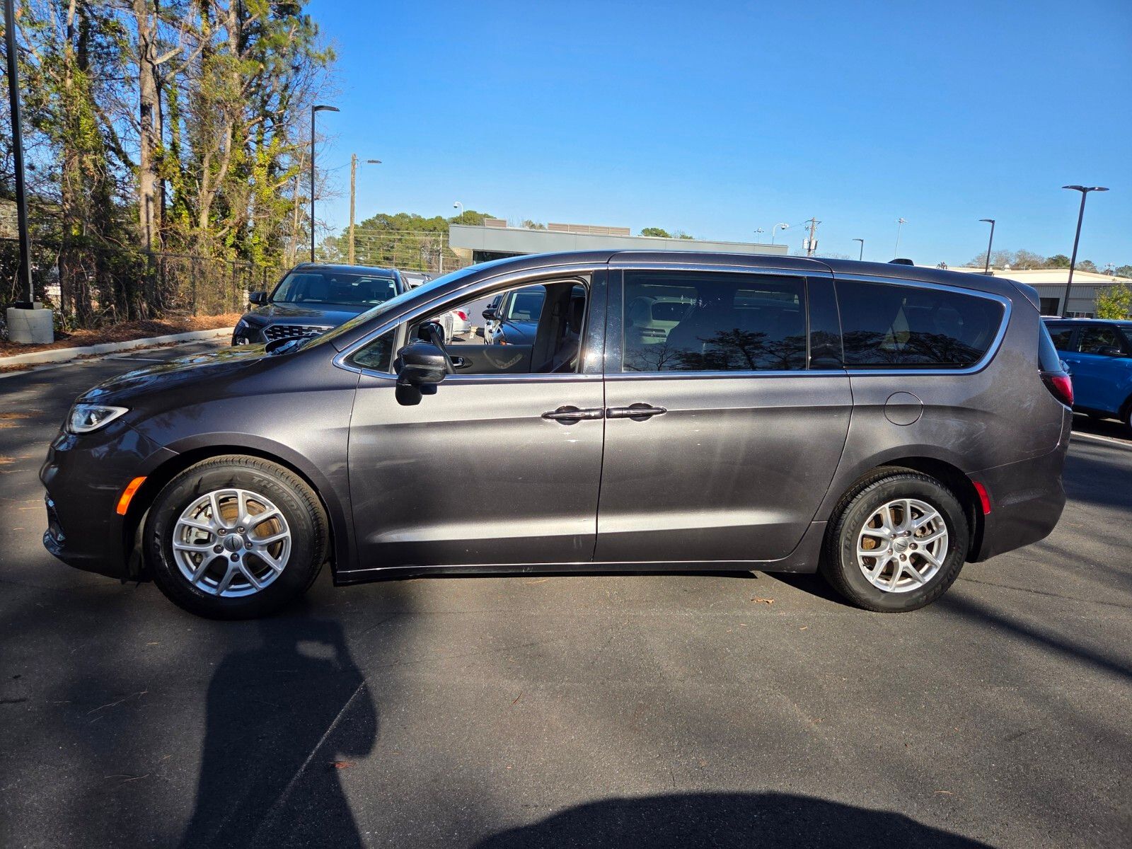 Used 2023 Chrysler Pacifica - photo 1