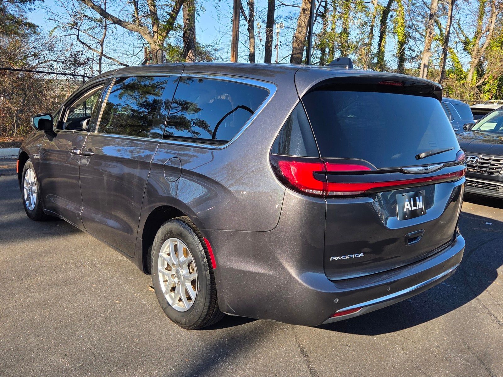 Used 2023 Chrysler Pacifica - photo 2