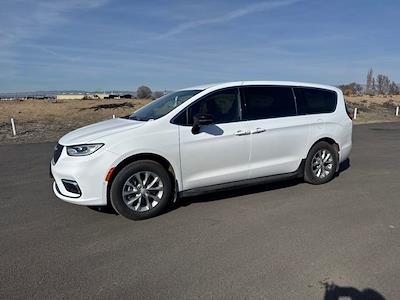 Used 2026 Chrysler Pacifica - photo 1