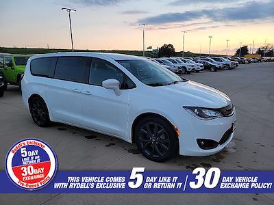 2019 Chrysler Pacifica FWD Minivan for sale #26C401A - photo 1