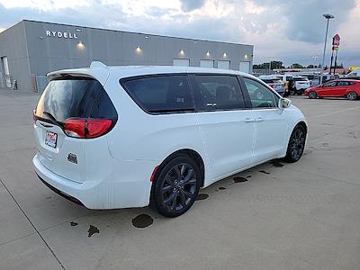 2019 Chrysler Pacifica FWD Minivan for sale #26C401A - photo 2