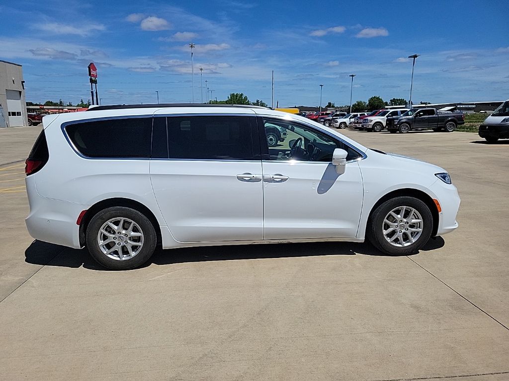 Used 2022 Chrysler Pacifica - photo 2