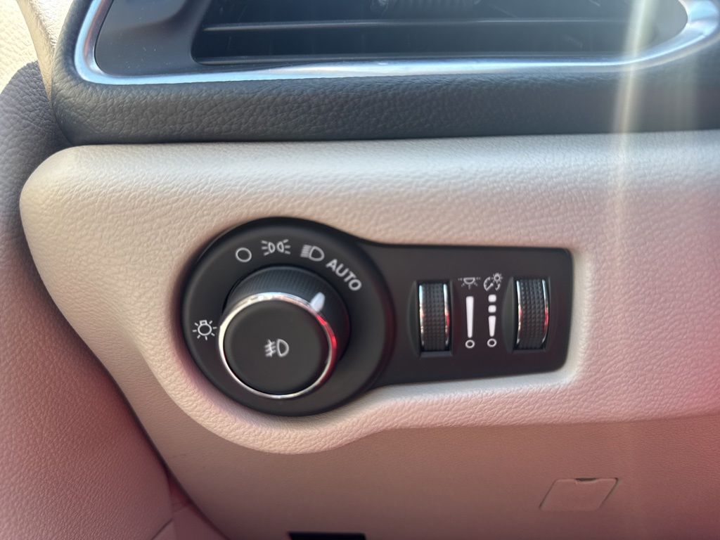 Used 2023 Chrysler Pacifica - photo 13