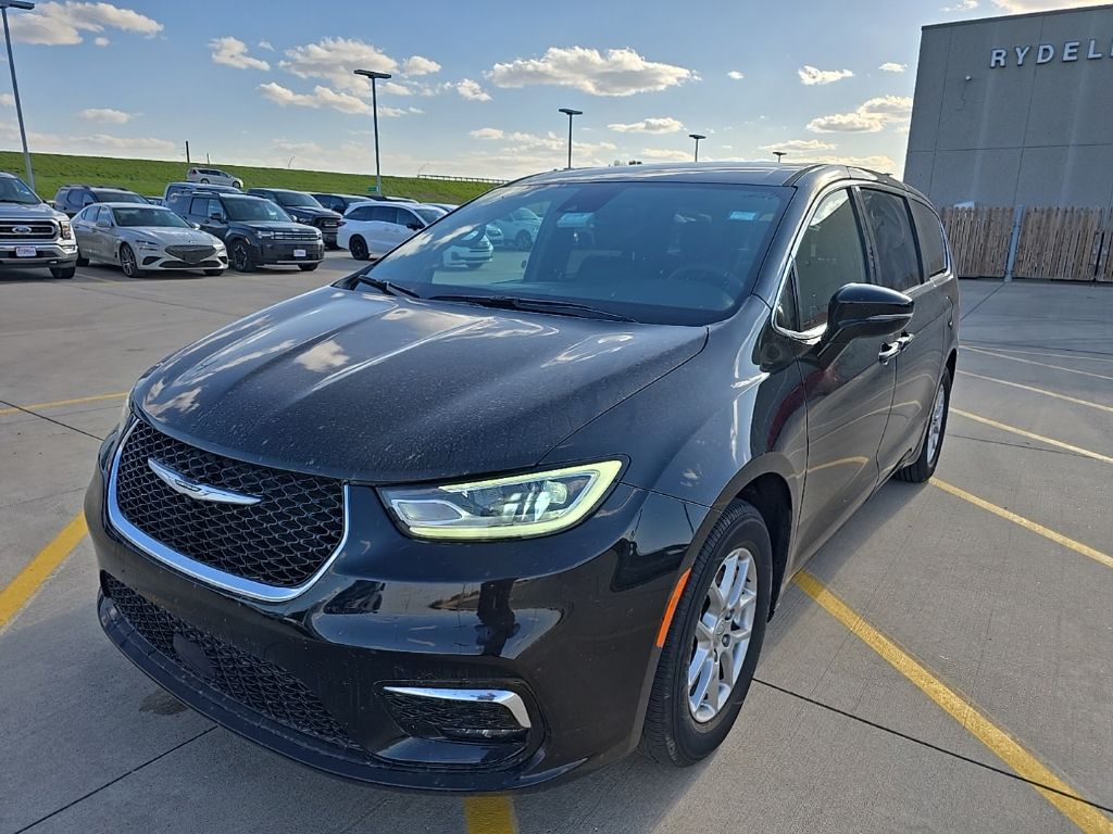 Used 2025 Chrysler Pacifica - photo 1