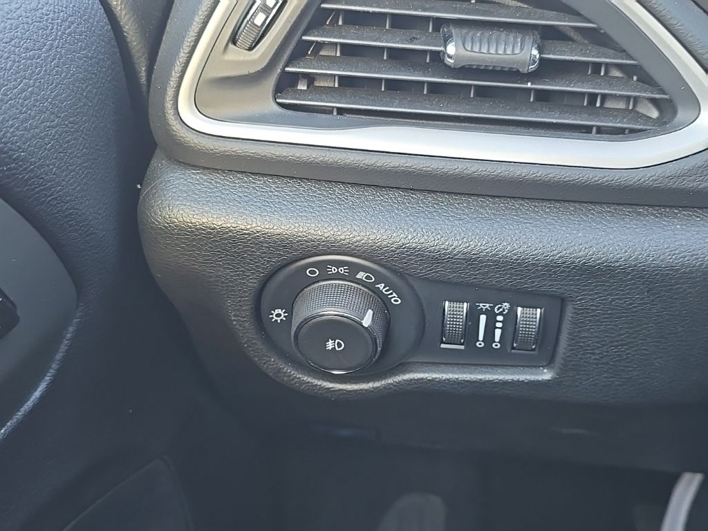 Used 2025 Chrysler Pacifica - photo 18