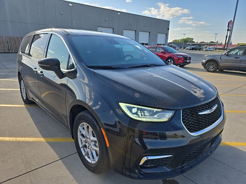 Used 2025 Chrysler Pacifica - photo 5