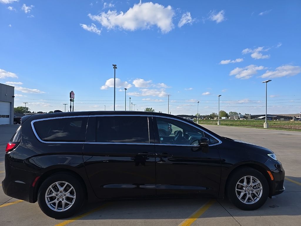 Used 2025 Chrysler Pacifica - photo 6