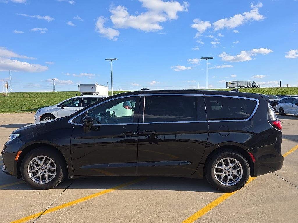 Used 2025 Chrysler Pacifica - photo 10