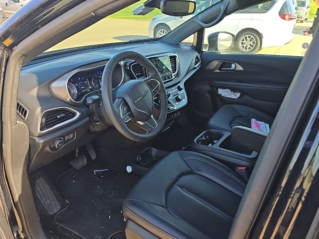 Used 2025 Chrysler Pacifica - photo 11