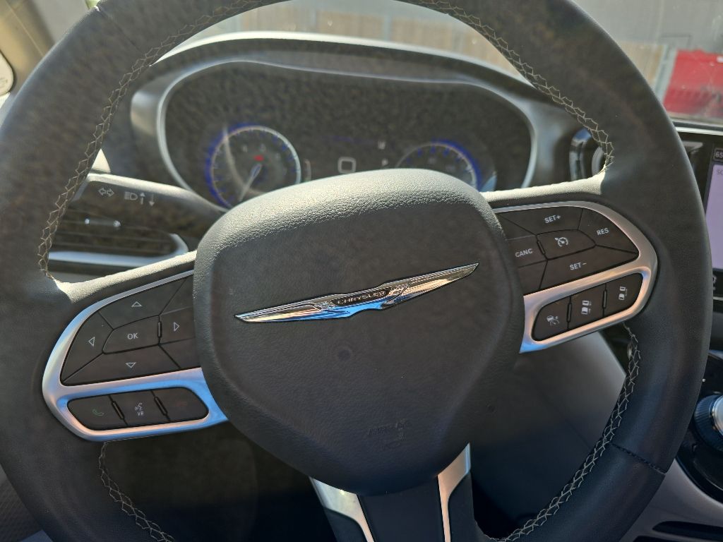 Used 2023 Chrysler Pacifica - photo 15
