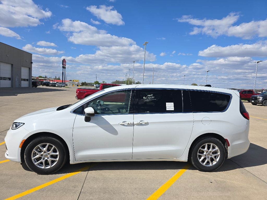 Used 2023 Chrysler Pacifica - photo 2