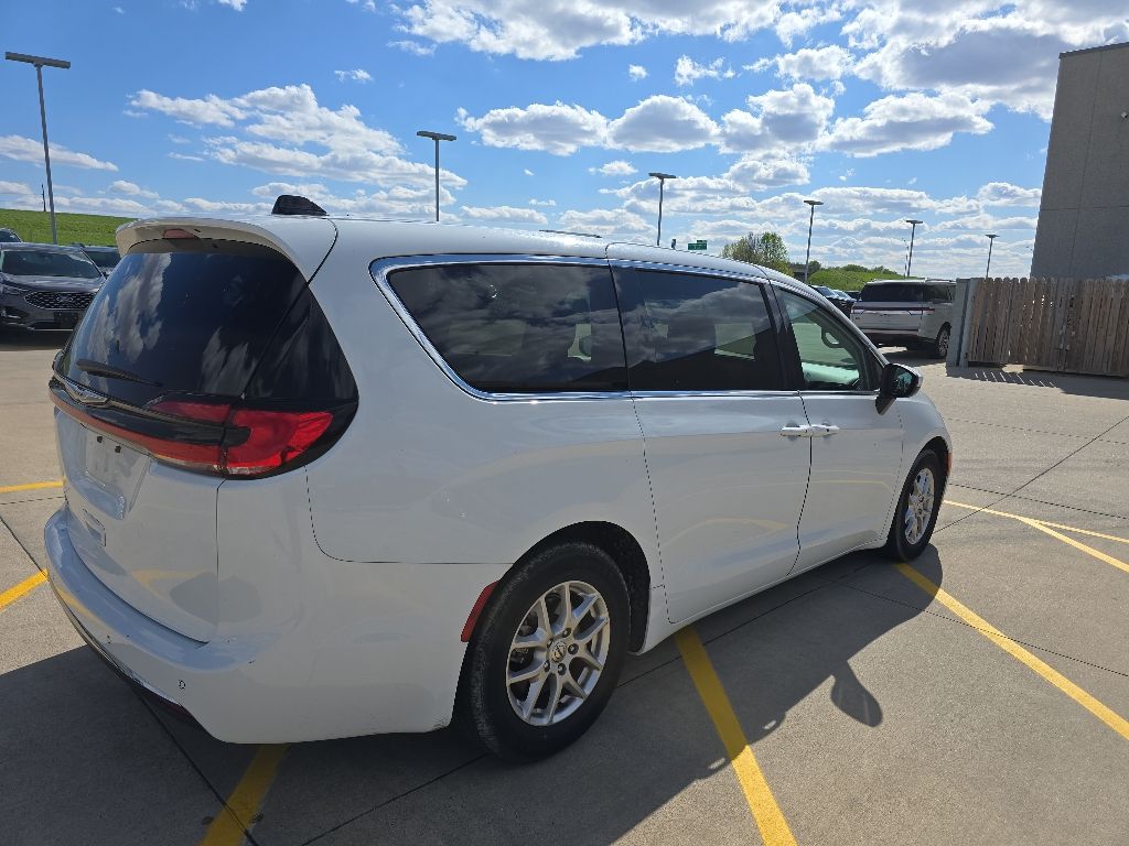 Used 2023 Chrysler Pacifica - photo 8