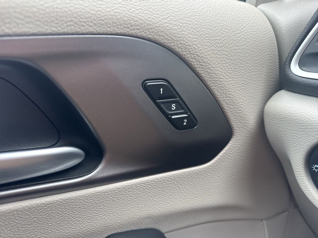 Used 2024 Chrysler Pacifica - photo 8