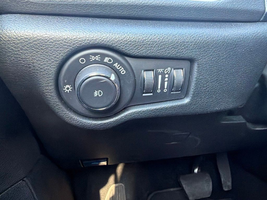 Used 2025 Chrysler Pacifica - photo 19