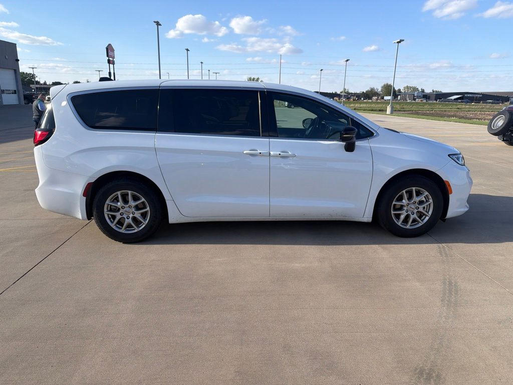 Used 2025 Chrysler Pacifica - photo 2