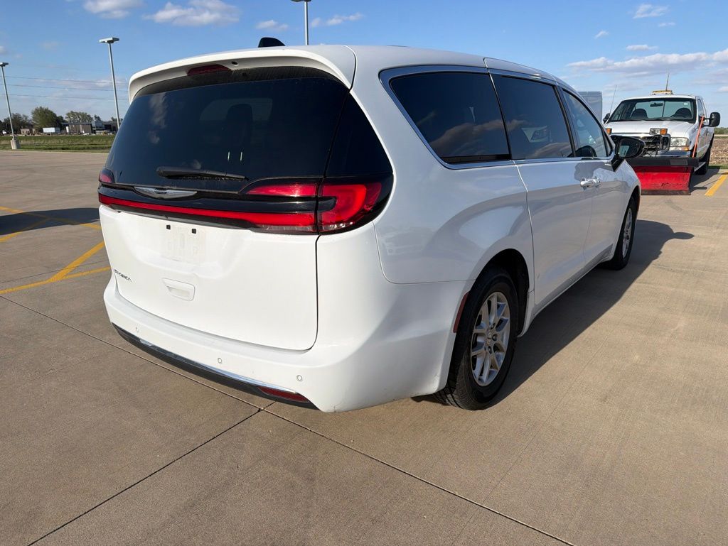 Used 2025 Chrysler Pacifica - photo 5