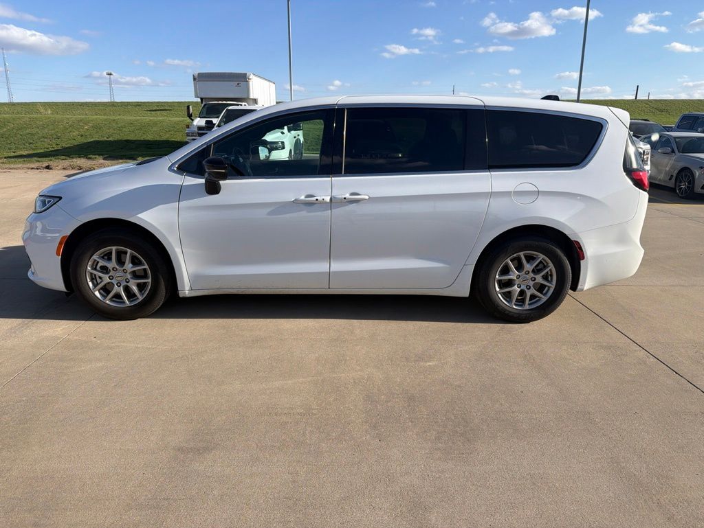 Used 2025 Chrysler Pacifica - photo 8