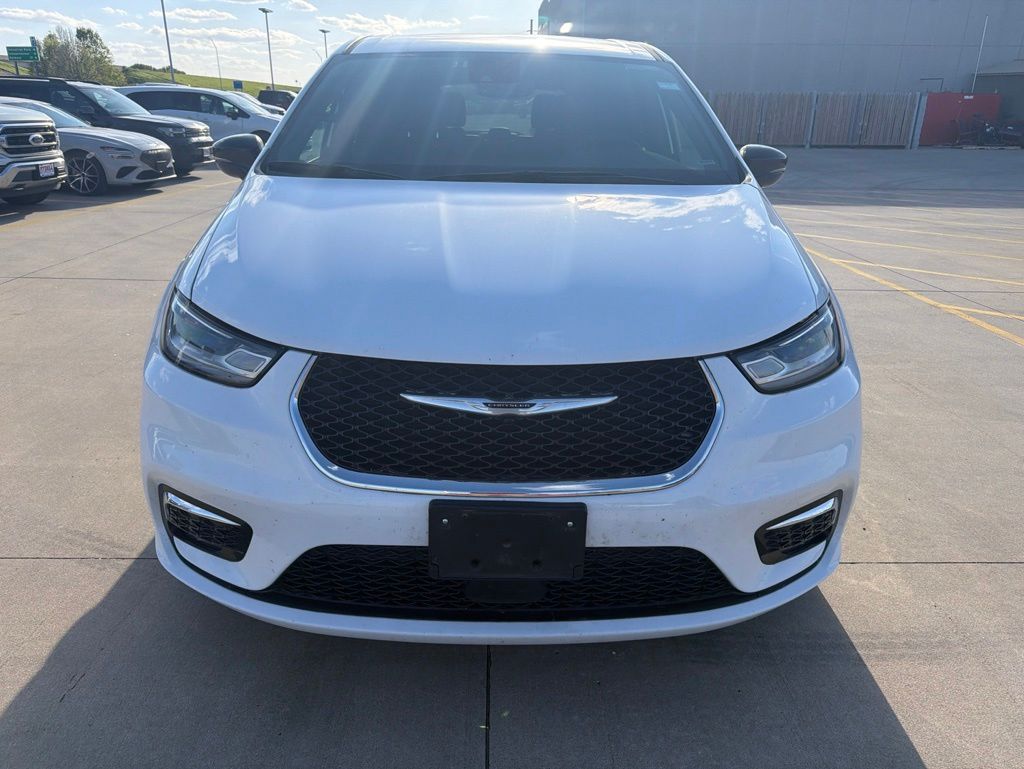 Used 2025 Chrysler Pacifica - photo 10